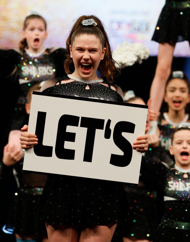 Jubelnde Sharks-Cheerleaderin bei der deutschen Pokal Meisterschaft