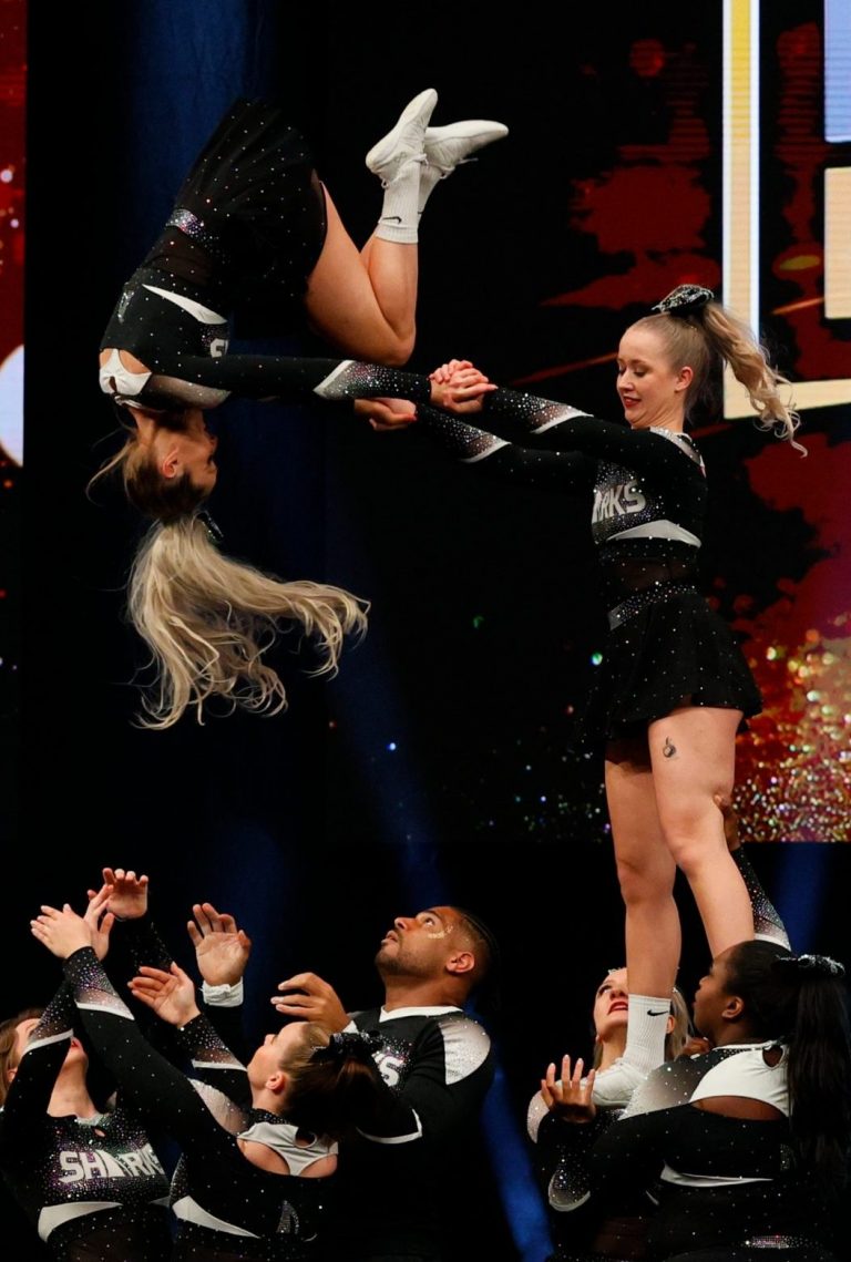 Sharks Cheerleader bei einer Level 5 Pyramide auf der Deutschen Meisterschaft