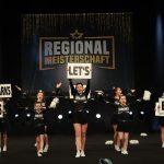 Cheerleader des Sharks Cheer Squad bei der Regionalmeisterschaft