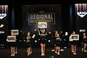 Cheerleader des Sharks Cheer Squad bei der Regionalmeisterschaft