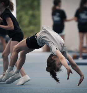 Athletin beim Tumbling-Training auf dem Airfloor