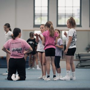 Cheerleading-Team beim gemeinsamen Training auf dem Springfloor