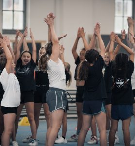Kinder beim Cheerleading-Feriencamp der Sharks
