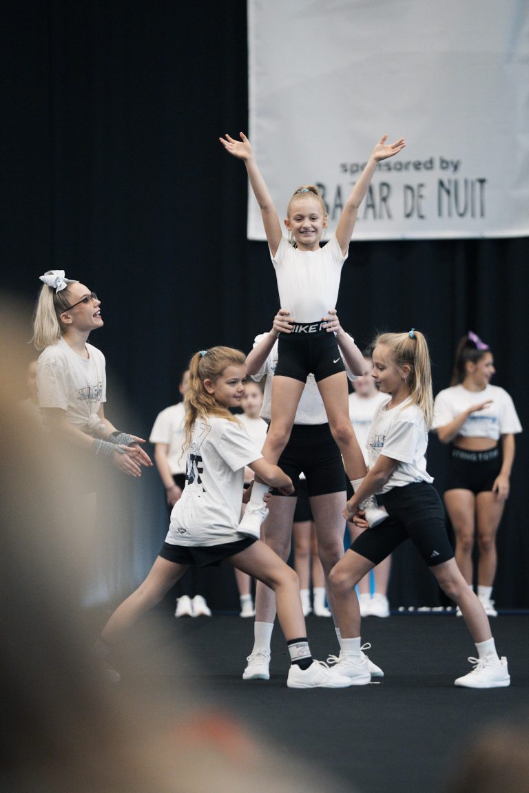 Beginner-Team beim Cheerleading-Training in Hürth