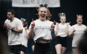 Sharks-Cheerleaderin bei einer Cheerleading-Meisterschaft