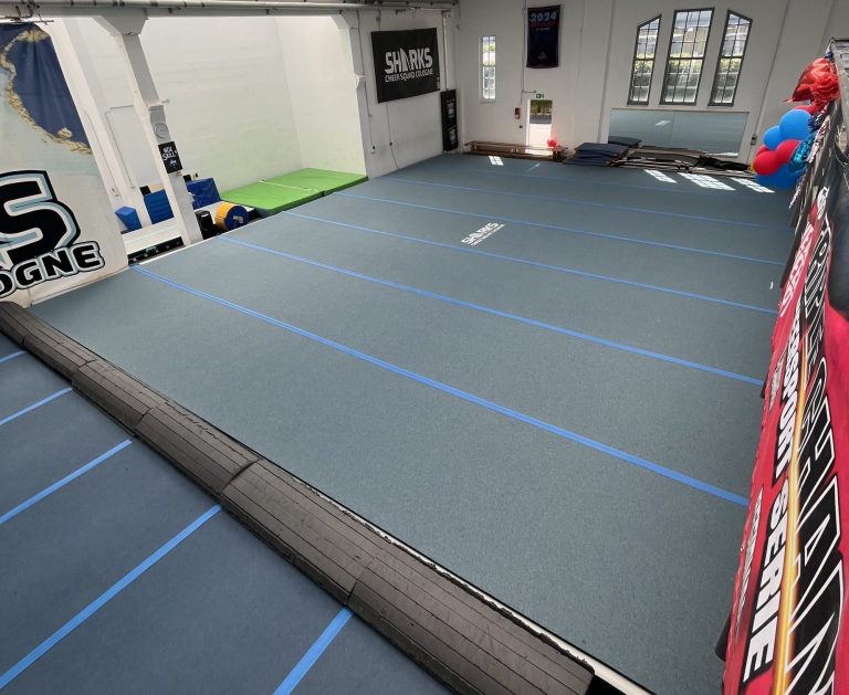 Großer Floor in der Trainingshalle des Shark Tank in Hürth