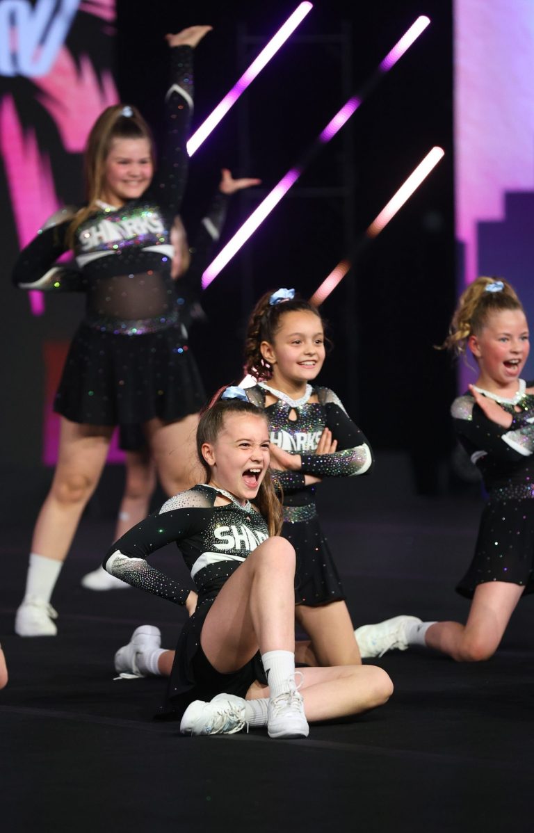 Junge Sharks-Cheerleaderinnen jubeln bei einer Meisterschaft