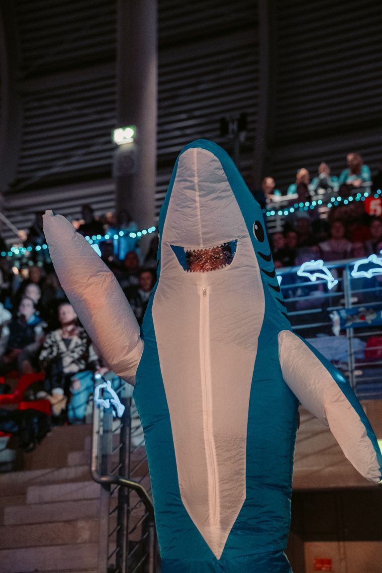 Blaues Hai-Maskottchen der Sharks bei einer Cheerleading-Meisterschaft
