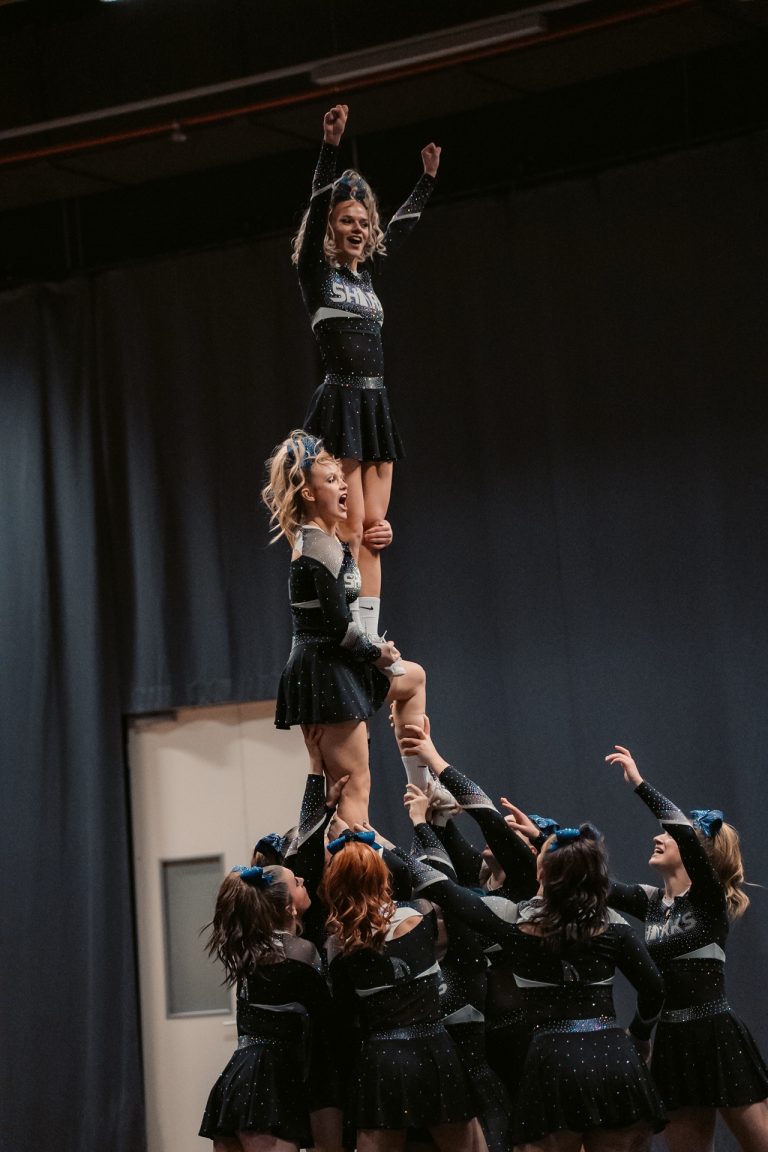 Sharks-Pyramide bei einer Cheerleading-Meisterschaft